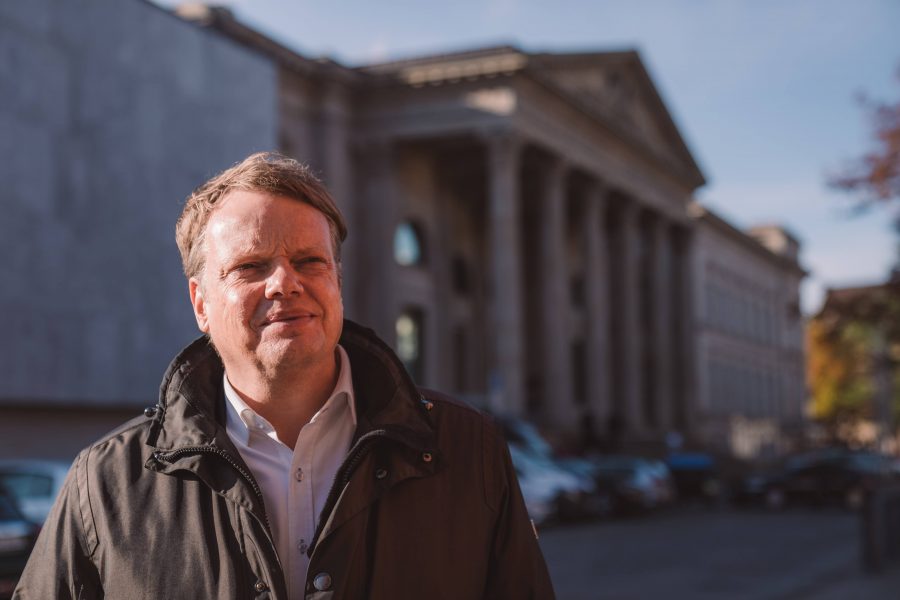 Christoph Bratmann vor dem Landtag in Hannover